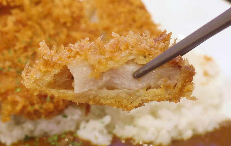 ロースかつは衣の荒々しさ、ロース肉の持つ暴力的な旨味含めて満足度高し!