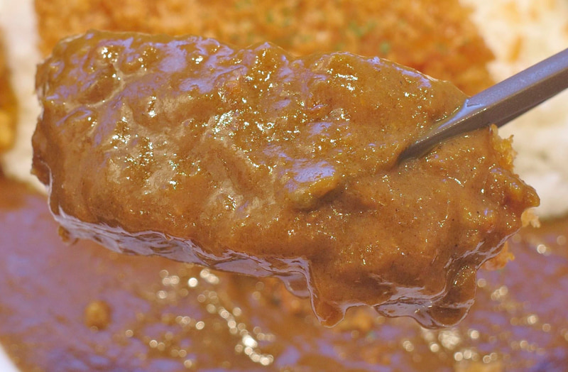 ロースかつはカレールーを絡めてほおばるのもグー!
