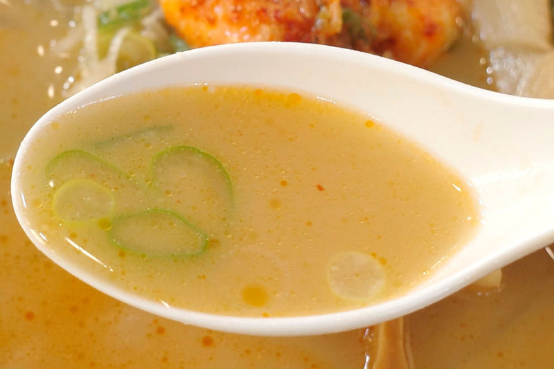 もう少しスッキリとスープを味わいたいなら青ねぎの追加がマスト!