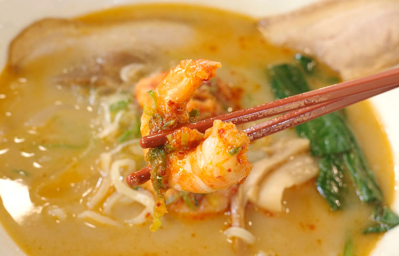 海老は香味野菜や唐辛子を織り交ぜたタレのおかげでめちゃんこ美味!