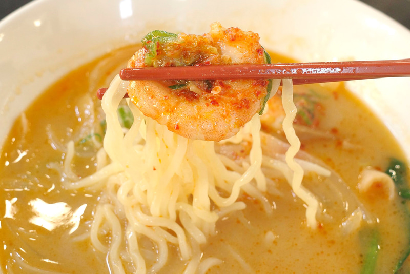 ピリッとした辛さの海老と一緒に麺をほおばってFINISH!