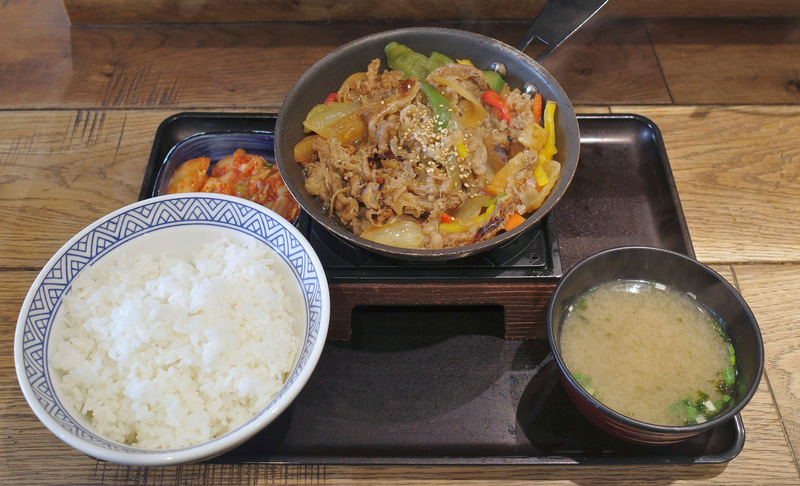 「鉄板牛プルコギ定食」にはご飯、キムチ、みそ汁がついてきます!