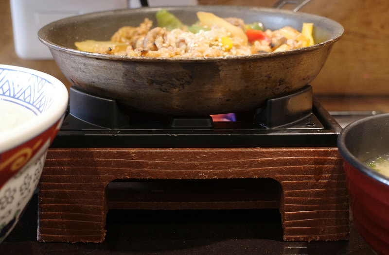 鉄板プルコギの下には固形燃料コンロ