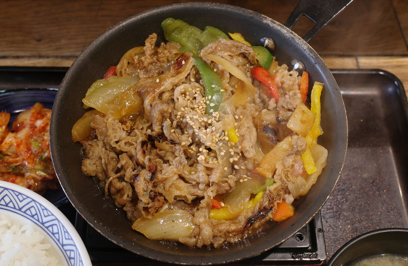 鉄板プルコギは牛肉だけではなく、ピーマン、玉ねぎもコミコミでボリューミー!