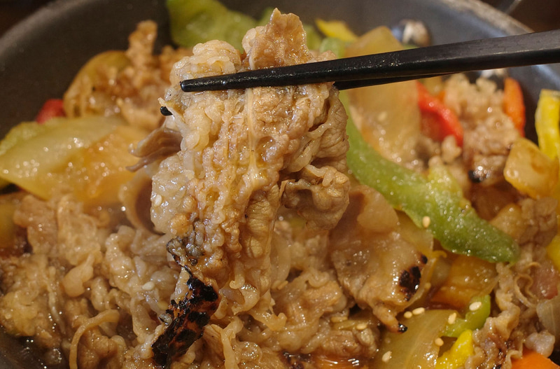 牛肉は「吉野家」の「牛丼」の牛肉同様に脂の旨味に秀でていることに加えて、特製の甘辛たれの味の濃さもあいまってウマウマ!