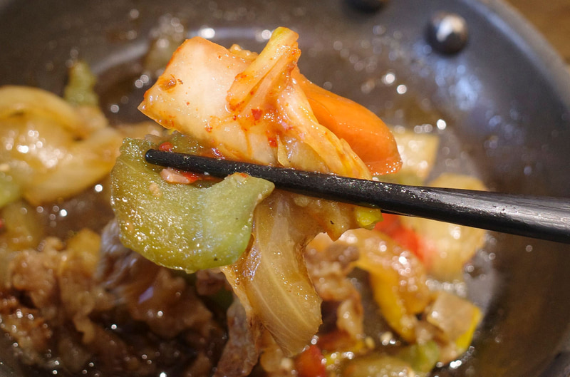 鉄板牛プルコギはそのままでも味に不満はありませんが、キムチと合わせることでご飯との親和性がUP!