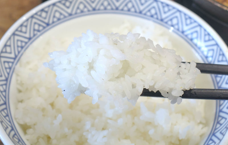 おかずを受け止めるご飯はハリのある炊き加減!