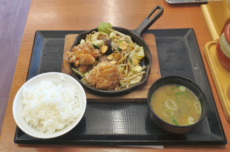 「にんにくからあげと肉野菜炒め定食」にはご飯、みそ汁がついてきます!