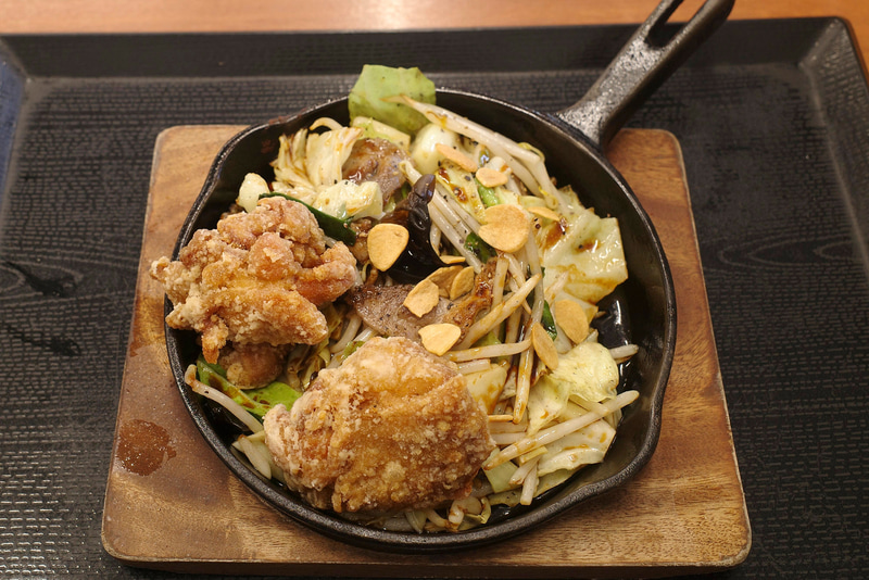 スキレット内にはにんにくからあげ、肉野菜炒め含めてガッツリ!