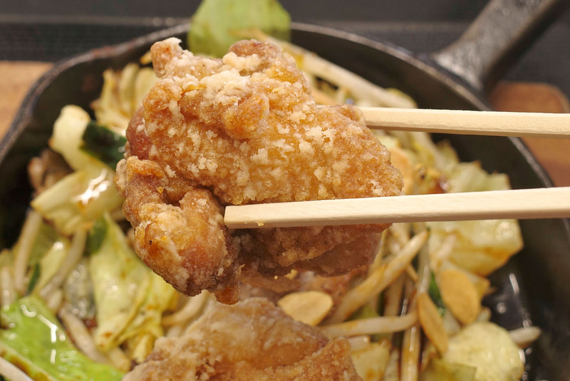 にんにくからあげはジャンキーかつ塩気強めな衣の中に、肉汁と力強い旨味が弾ける鶏肉が一体となって素直に美味!