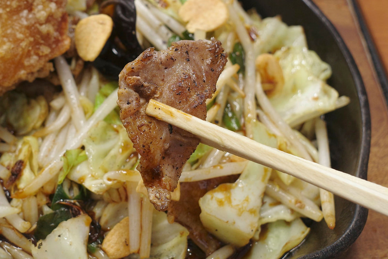 豚肉はマッシブな旨味に満ちている上に、ガーリックチップ、タレの味も効いてウマウマ!