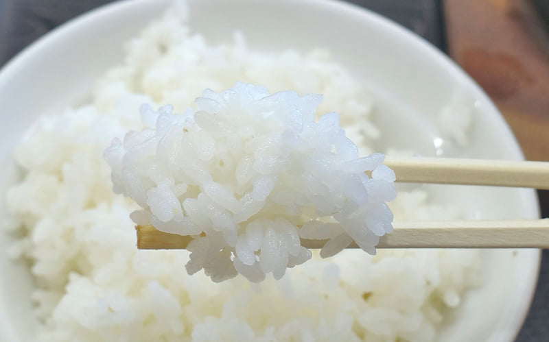 おかずを受け止めるご飯はハリのある炊き加減!
