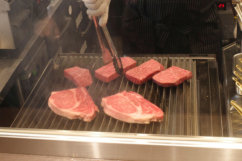 「俺の厳選赤身盛り(赤身2種+ハラミ)」を焼き上げる姿は臨場感満点!