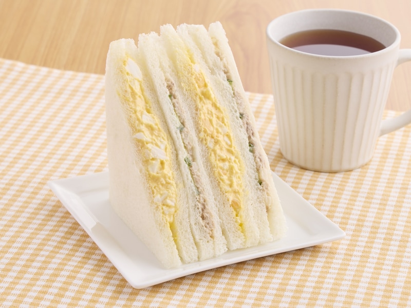「ツナたまごサンド」たまごサンド1層増量 イメージ