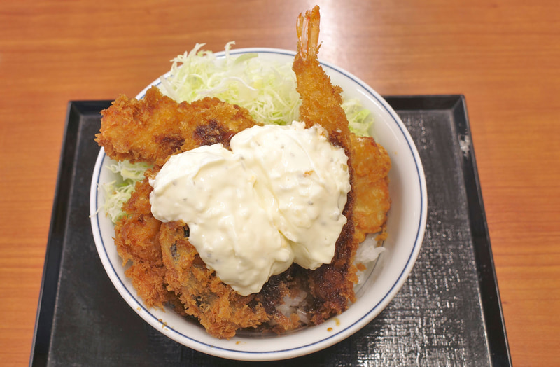 「タルタル盛り揚げ丼」は、タルタルソース、4種類の揚げ物コミコミでボリューミー!