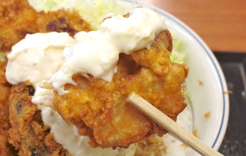 から揚げは酸味があと引くタルタルソースのおかげで、さっぱりとした気分で楽しめます!