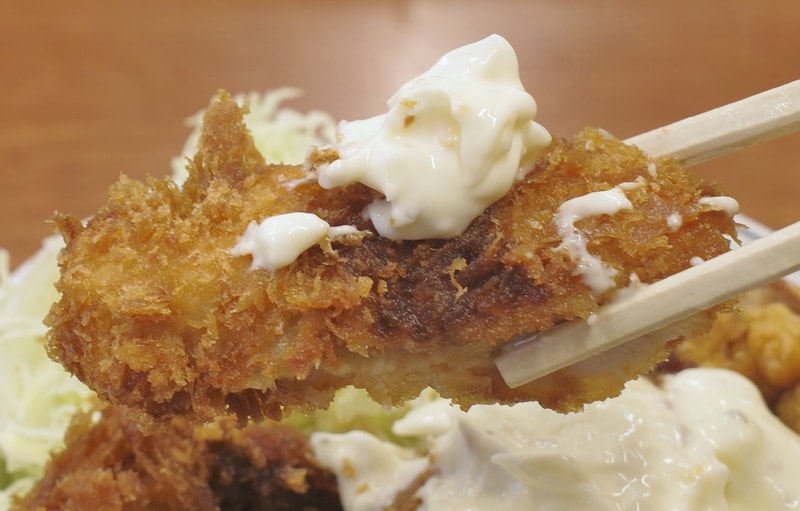 チキンカツはタルタルソースだけではなく、スパイシーなソースもかかって味濃いめ!