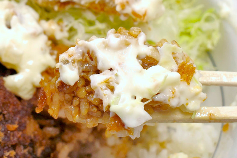 ご飯はハリのある炊き加減かつ、チキンカツにかかったソースや、タルタルソースでご飯だけでも中々イケます!
