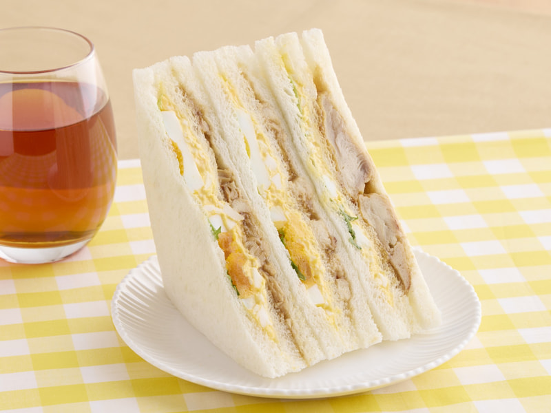 「香ばしい照焼きチキンとたまごサンド」チキンたまごサラダサンド1層増量 イメージ