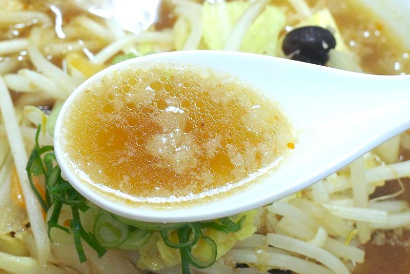 スープは焦がし味噌と背脂が味の要となっているものの、唐辛子の辛味のおかげで思いのほかさっぱりテイストなことに驚き!