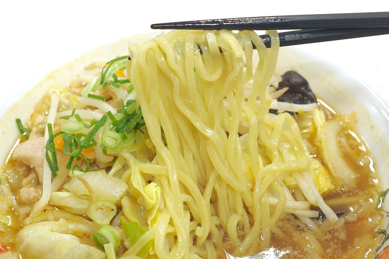 麺は弾力に富んでいる上に、スープとの親和性も高め!