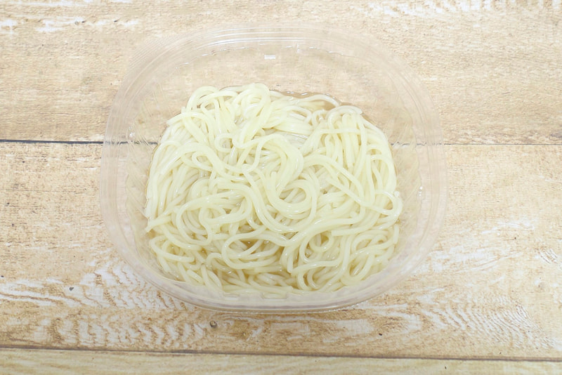 麺が詰まった容器にスープを注いだら20秒ほどかき混ぜます!