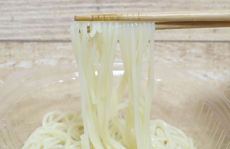 麺はコシが強い上に、牛スープとの相性抜群!