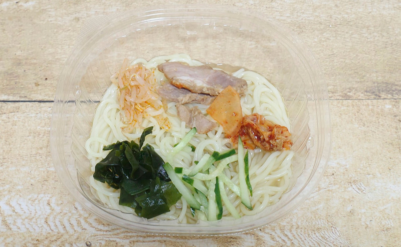 麺に具をのせることで「牛スープの旨み盛岡風冷麺」にふさわしいフォルムに変身!