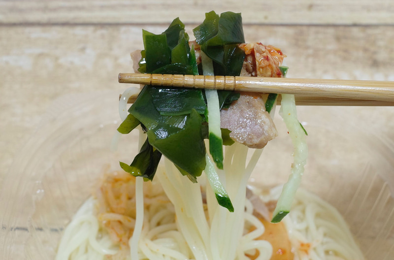 「牛スープの旨み盛岡風冷麺」を楽しむ際にはスープだけではなく、具を麺にまとわせながら喰らうのが正解と実感!