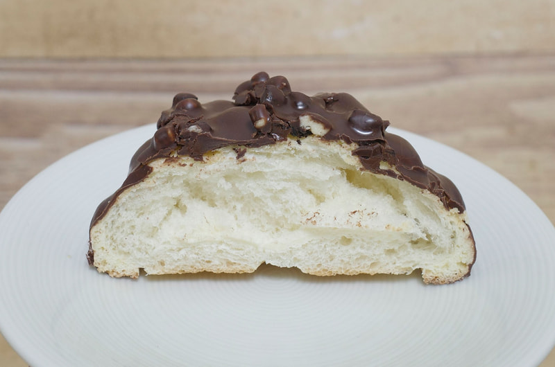 「ブラックサンダーメロンパン」は、ベースのメロンパンらしさも感じさせつつも、「ブラックサンダー」にも盛り込まれているチョコレートとビスケットを使用したことで、メチャ巨大な「ブラックサンダー」をほおばるような多幸感に浸りながらFINISH!