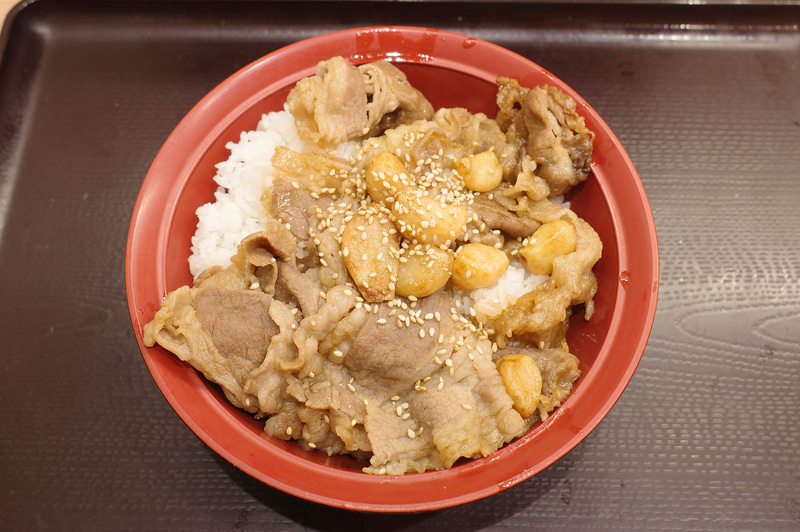 「にんにく牛カルビ焼肉丼 ごはん大盛」のビジュアルはメチャ攻撃的!