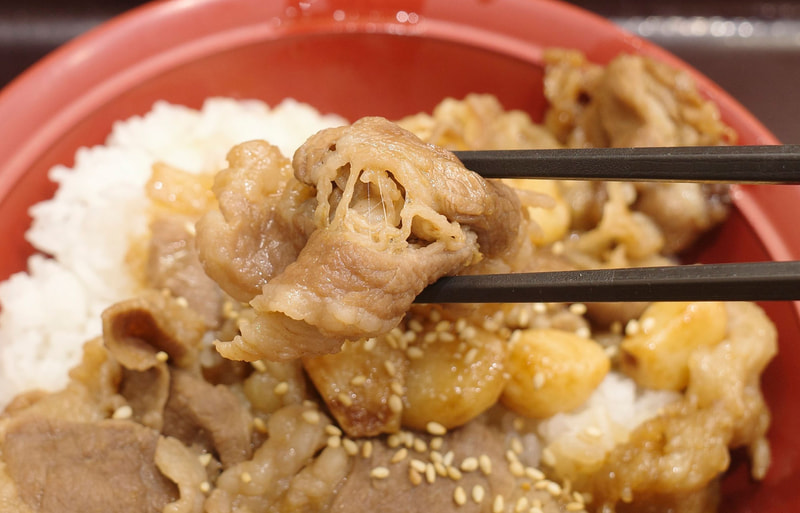 牛カルビは特製だれの甘味、素材の持つ旨味含めてパワフル!