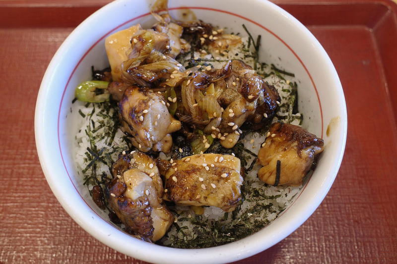 大きくカットされた白ネギ、鶏もも肉がたっぷり!