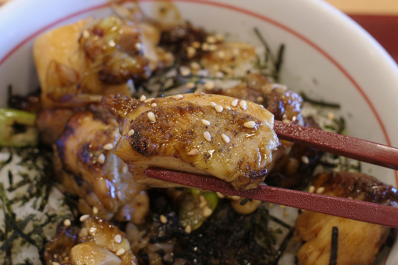 鶏もも肉は素材の持つ旨味とタレの味がバランス良くて旨し!