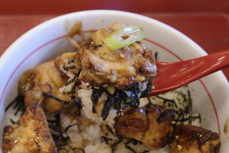 ご飯単体で味わった際に感じた味の物足りなさは、シンプルに具と一緒に食べることで解決!