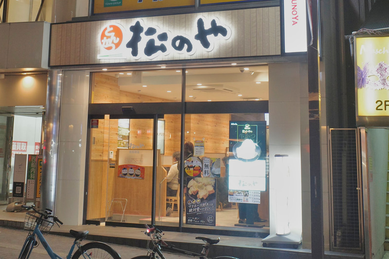 お店入口では「ハニーレモン唐揚げ定食(5個)」をポスターでアピール！