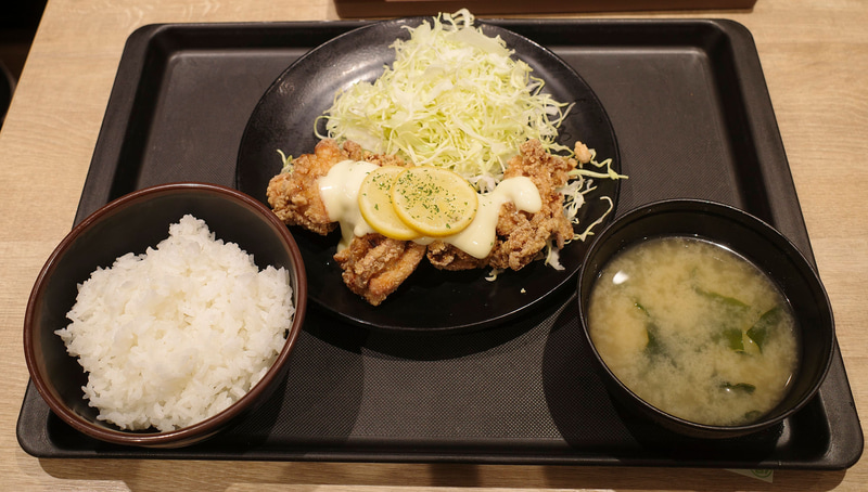 「ハニーレモン唐揚げ定食(5個)」にはご飯、みそ汁がついてきます！