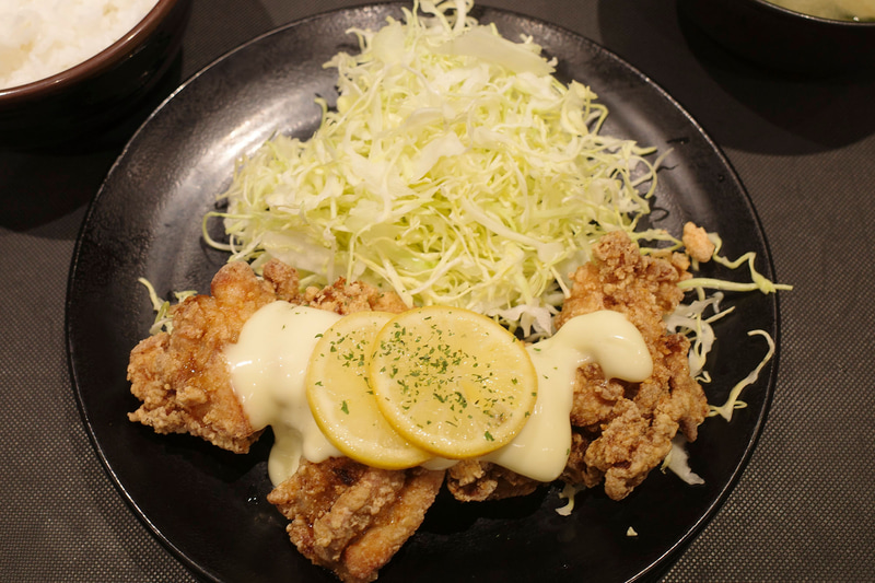 ハニーレモン唐揚げはもちろんのこと、輪切りのレモンをトッピングした特製のソースも量多め！