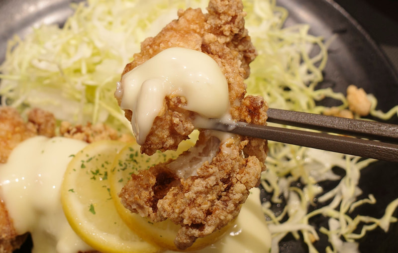 ハニーレモン唐揚げは、揚げ具合、鶏肉の素材感、特製のソースの味に至るまでグッドで旨し！