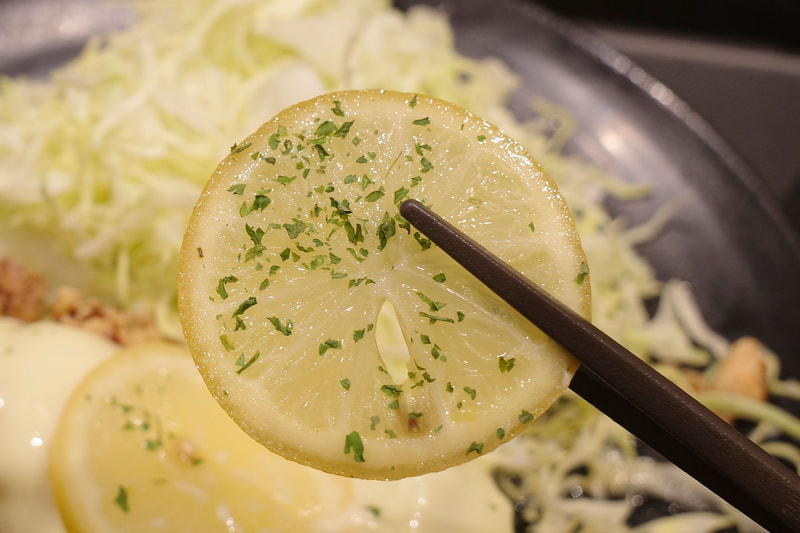 輪切りにしたレモンからはダイレクトにレモンの酸味が舌の上に押し寄せてきます！