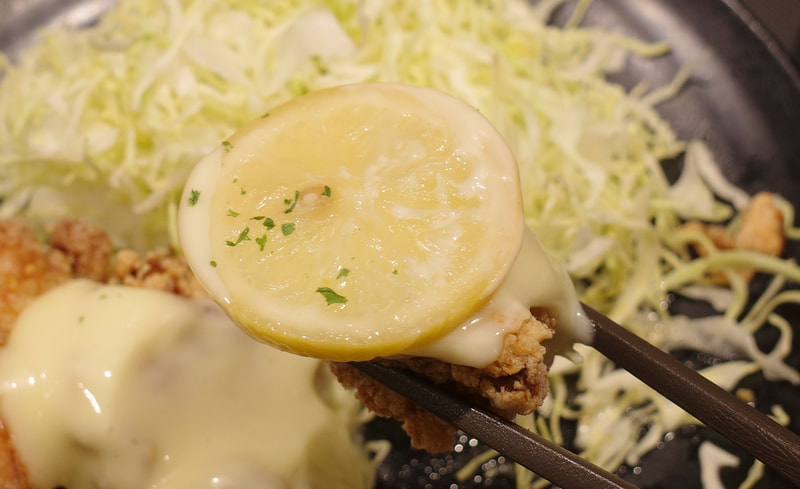 唐揚げと特製のソースのペアでも味に不満はありませんでしたが、輪切りにしたレモンを追加することで爽快感がマシマシに！