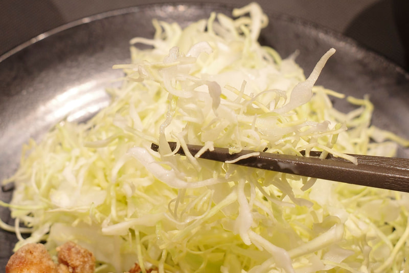 千切りキャベツはハニーレモン唐揚げをほおばったあとの熱々な口の中をクールダウンさせたい時に最適！