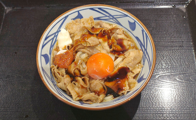 豚バラ肉の絵力が強めな「こく旨 豚玉ぶっかけうどん 冷」は、うどんメニューというよりもジャンク感を前面に押し出したまぜそば的な雰囲気があります