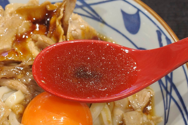 「こく旨 豚玉ぶっかけうどん 冷」のつゆは、かつおの旨味が立ったいつもの「ぶっかけうどん 冷」のつゆに豚バラ肉用の特製甘辛醤油ダレが溶け込み、即うどんが恋しくなります!