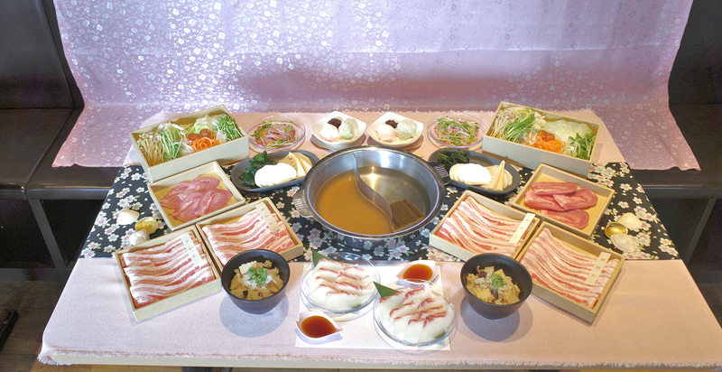 試食会場ではきれいに並べられた春の新メニューがお出迎え!