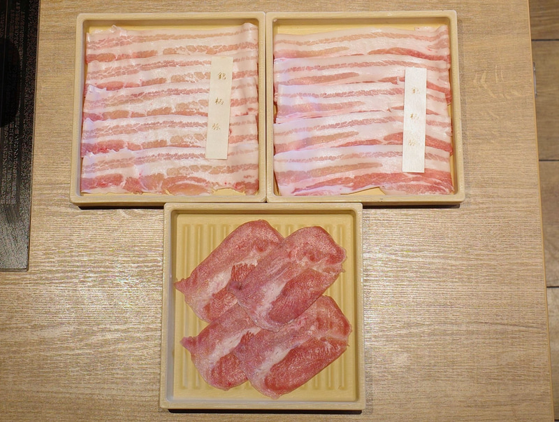 写真上が山形恵み豚しゃぶ、写真下がたんしゃぶ