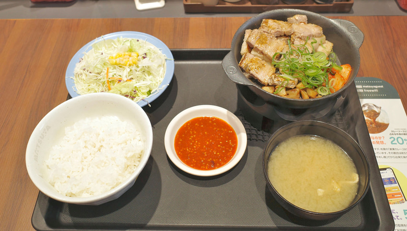 「サムギョプサル風極厚豚カルビ焼肉定食」にはコチュジャンたれ、ご飯、生野菜サラダ、みそ汁がついてきます!