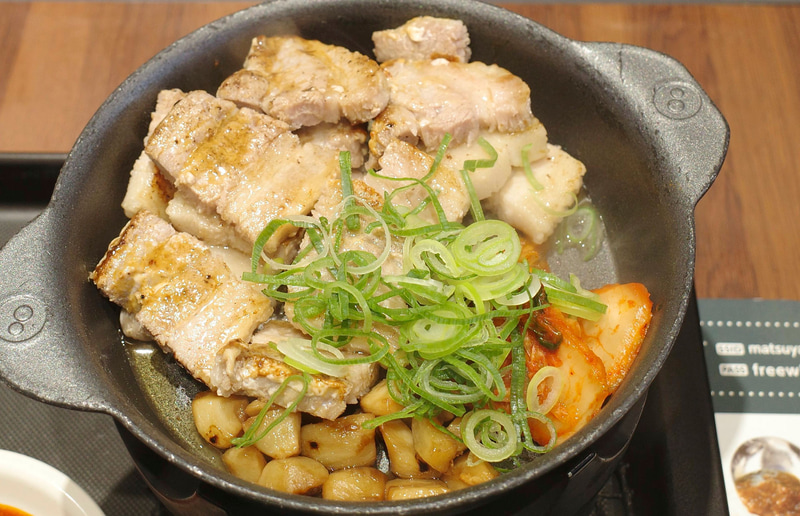 サムギョプサル風極厚豚カルビ焼肉は、塩豚カルビ、青ねぎ、キムチ、にんにくともに量多め!