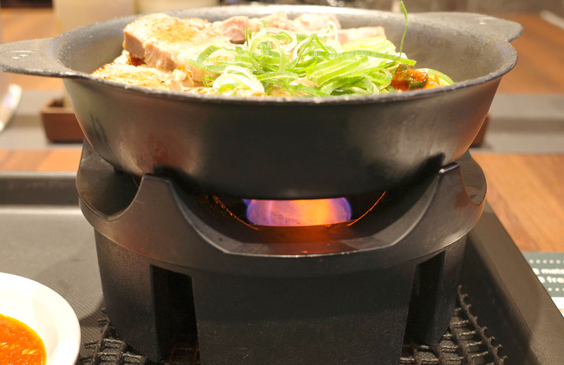 固形燃料式コンロのおかげで焼肉感がマシマシに!