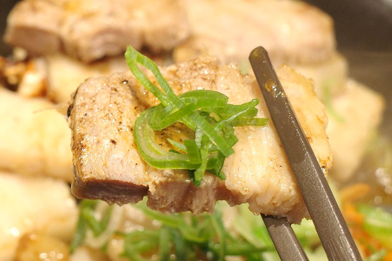 塩豚カルビに青ねぎを絡めることで爽快感が高まる反面、塩気が薄れてしまうのがウィークポイント!